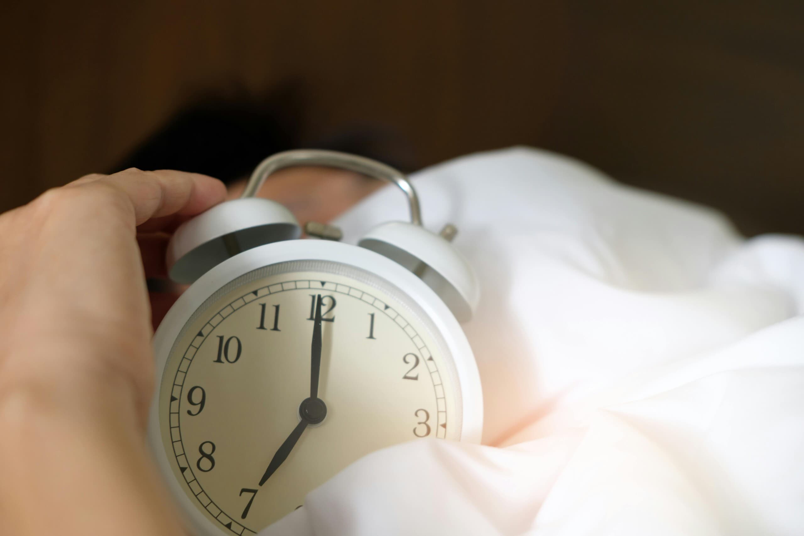 Vượt Qua Trì Hoãn: 6 Bước Để Luôn Dậy Đúng Giờ 5AM